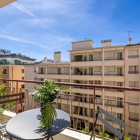 Haussmann - South-facing Balcony 2br 4p