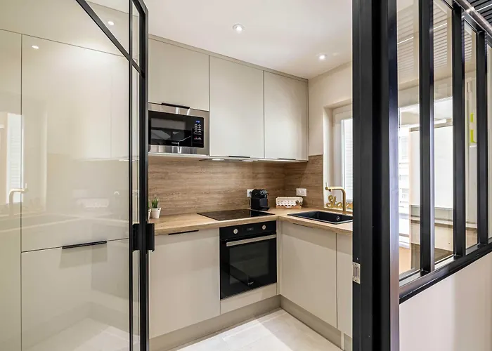 Haussmann - South-facing Balcony 2br 4p *