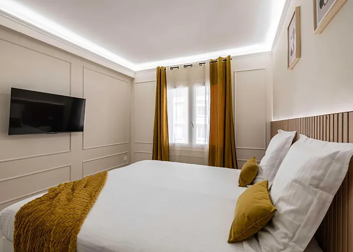 Haussmann - South-facing Balcony 2br 4p *