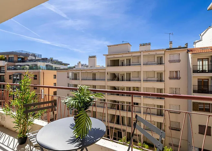 Haussmann - South-facing Balcony 2br 4p